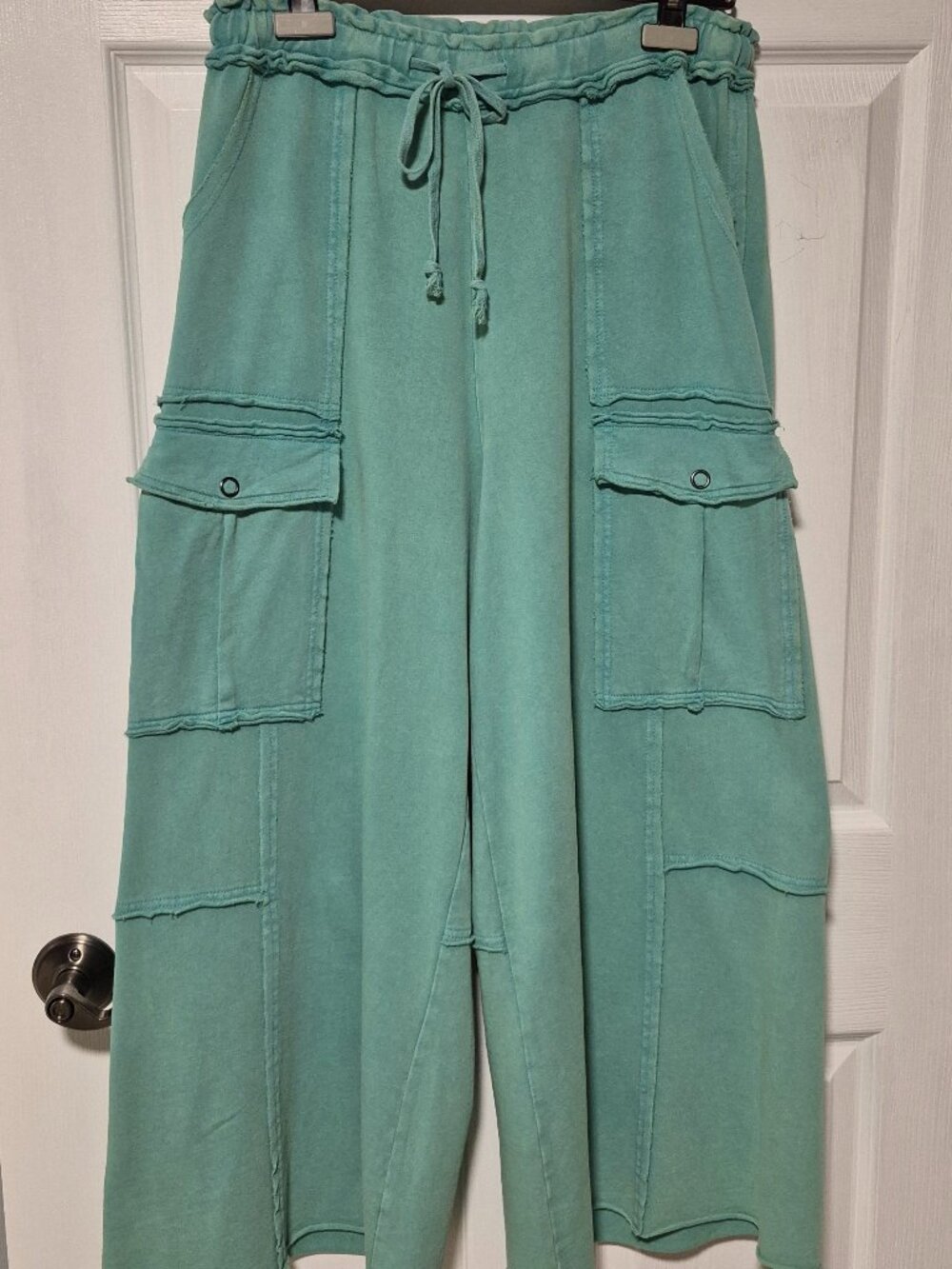 EASEL Cotton Wide Leg Cargo Pants - SIZE Small - FITS to a Medium